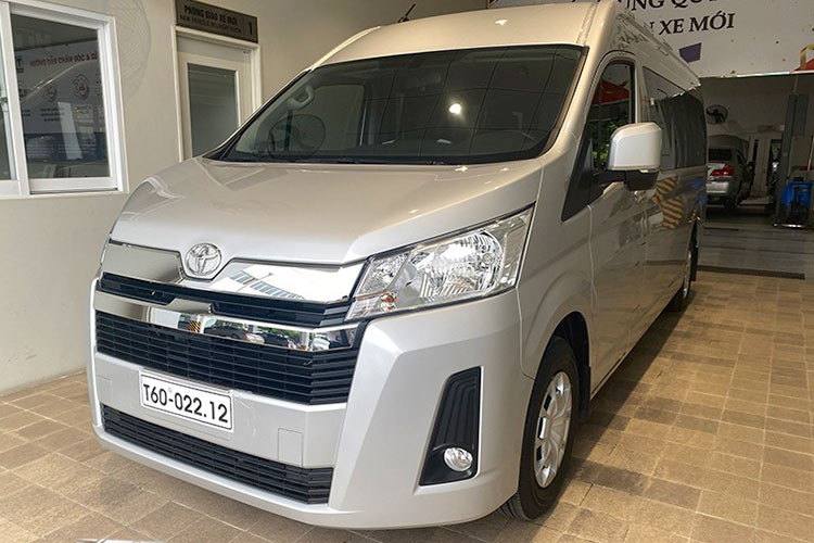 Trong tháng 6/2021, Toyota Hiace chỉ bán được 8 chiếc. Với 15 chỗ ngồi sắp xếp thành 5 hàng ghế, Toyota Hiace thường được sử dụng để làm dịch vụ vận chuyển, đưa đón khách. Toyota Hiace bán ra thị trường Việt Nam với giá 1,176 tỉ đồng đi kèm 2 tùy chọn màu ngoại thất trắng và bạc.