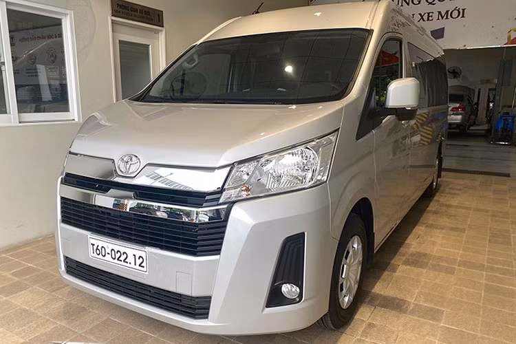Trong tháng 6/2021, Toyota Hiace chỉ bán được 8 chiếc. Với 15 chỗ ngồi sắp xếp thành 5 hàng ghế, Toyota Hiace thường được sử dụng để làm dịch vụ vận chuyển, đưa đón khách. Toyota Hiace bán ra thị trường Việt Nam với giá 1,176 tỉ đồng đi kèm 2 tùy chọn màu ngoại thất trắng và bạc.