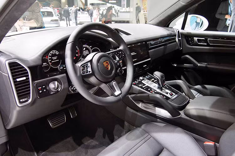 Ngoài những con số ấn tượng được hãng siêu xe Đức nêu ra, Porsche còn khẳng định rằng động cơ mới trên Cayenne Turbo có độ nhạy ga tốt hơn rất nhiều so với thế hệ trước nhờ sự sắp xếp lại vị trí tăng áp và rút ngắn khoảng cách giữa họng xả động cơ và tăng áp.