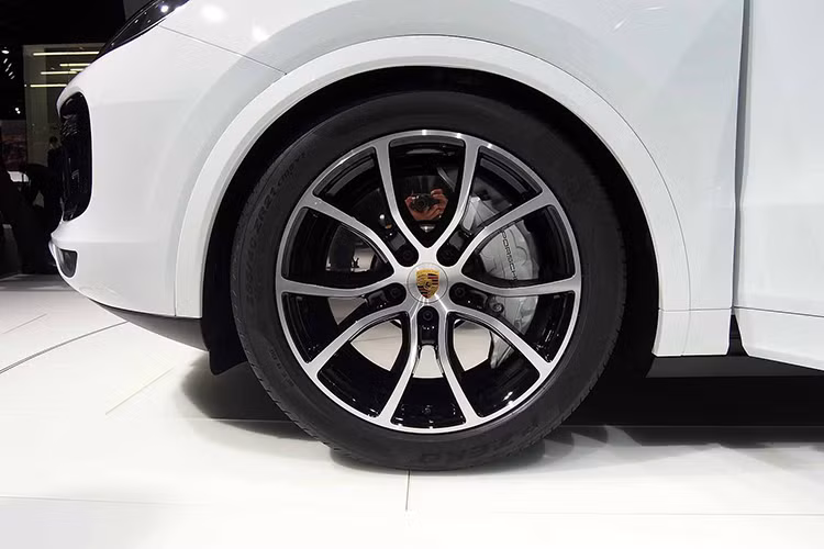 Nếu chưa hài lòng với mức tăng tốc 100km/h ở 4,1 giây - các khách hàng của dòng xe này còn có thể trang bị thêm gói tuỳ chọn Sport Chrono Package cho phép rút ngắn khoảng thời gian tăng tốc từ 0-100km/h xuống chỉ còn 3,9 giây, ngang ngửa với đa số những chiếc coupe thể thao.