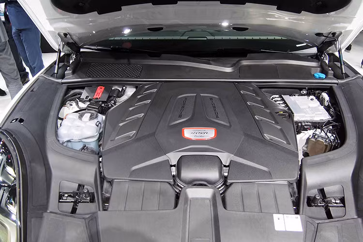 Để đảm bảo khung xe luôn được tối ưu hoá ở mọi điều kiện vận hành khác nhau, Cayenne được Porsche trang bị hệ thống kiểm soát khung gầm chủ động với giảm xóc khí nén 3 khoang có khả năng tự động điều chỉnh để thích nghi với từng điều kiện mặt đường hoặc hoạt động dựa trên những thiết lập đã được người lái đặt trước qua 5 chế độ lái có sẵn.