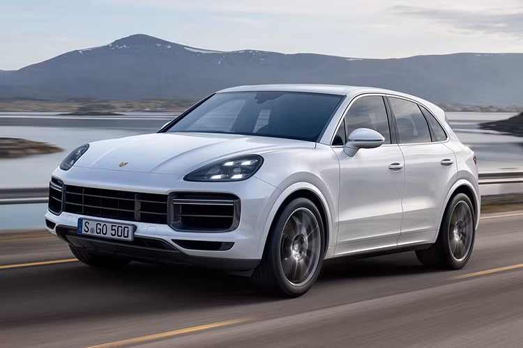 Porsche Cayenne Turbo 2018 mới cũng là chiếc SUV đầu tiên trên thế giới được trang bị hệ thống khí động học chủ động với cánh gió chủ động gắn trên nóc xe. Tuỳ theo tốc độ, cánh gió này sẽ tự động thay đổi độ cao và góc nghiêng để tối ưu hệ số cản gió, cải thiện lực ép lên trục sau hoặc hỗ trợ phanh xe khi ở vị trí "airbrake".