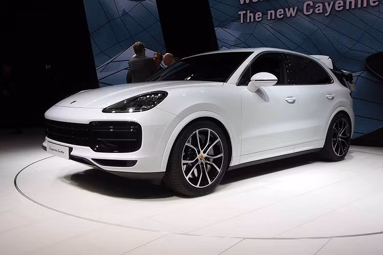 Khối động cơ đầy uy lực của Porsche Cayenne Turbo 2018 thế hệ mới được kiểm soát và truyền lực tới các bánh xe qua hộp số tự động 8 cấp Tiptronic S do Porsche mới phát triển và hệ dẫn động 4 bánh chủ động. Với sức mạnh đó, Cayenne Turbo mới chỉ mất 4,1 giây để tăng tốc từ 0 lên 100km/h và đạt tốc độ tối đa bị giới hạn điện tử ở 286km/h.