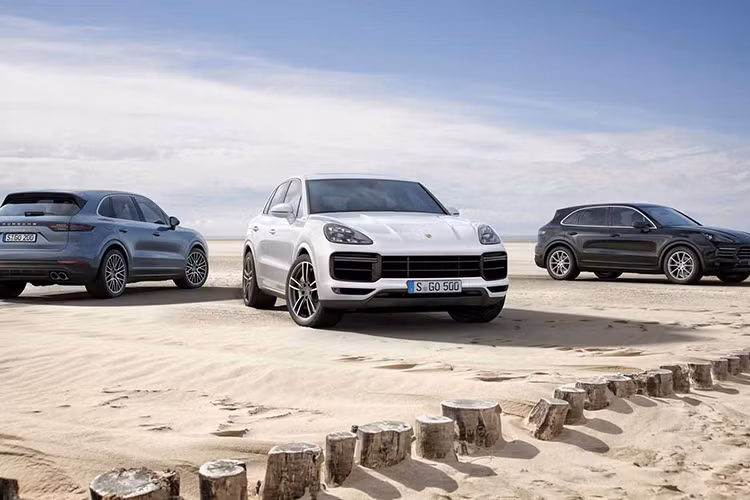 Hiệu năng phanh chưa từng là điểm yếu của bất kỳ chiếc Porsche nào, tuy nhiên trên Cayenne Turbo hãng đã "chu đáo" trang bị tiêu chuẩn với hệ thống phanh mạ tungsten carbide (Porsche Surface Coated Brake) cho phép rút ngắn quãng đường phanh 2 mét so với thế hệ trước đây khi giảm tốc đột ngột từ tốc độ 250km/h.