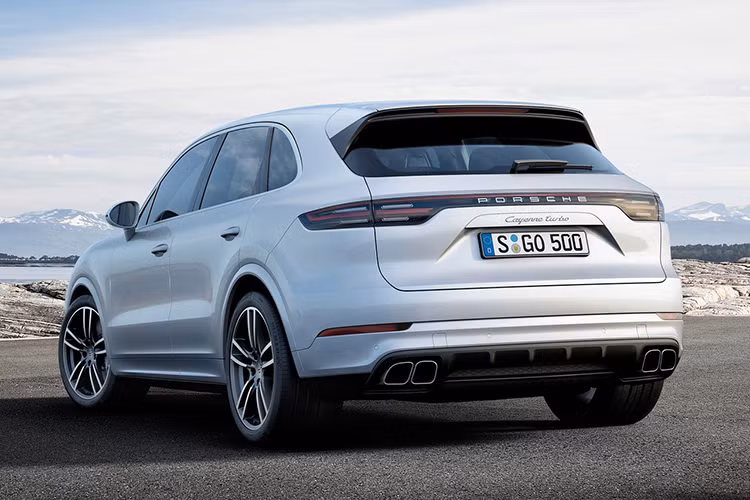 Hãng siêu xe Porsche đã mô tả mẫu xe SUV mạnh mẽ của mình là chiếc xe đa dụng, tổng hoà được cả 3 giá trị bao gồm "sự chính xác của một chiếc xe thể thao, sự thoải mái của một chiếc saloon sang trọng và khả năng thích ứng mọi địa hình của một mẫu xe offroad."