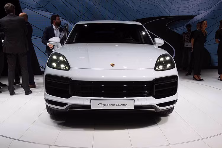 Chiếc SUV mạnh mẽ nhất của dòng Cayenne của Porsche vừa ra mắt được trang bị động cơ tăng áp kép V8 Twin-turbo dung tích 4 lít, sản sinh công suất cực đại 550 mã lực và mô-men xoắn cực đại 770Nm. Hai chỉ số này cao hơn 30 mã lực và 20Nm so với động cơ mẫu tiền nhiệm