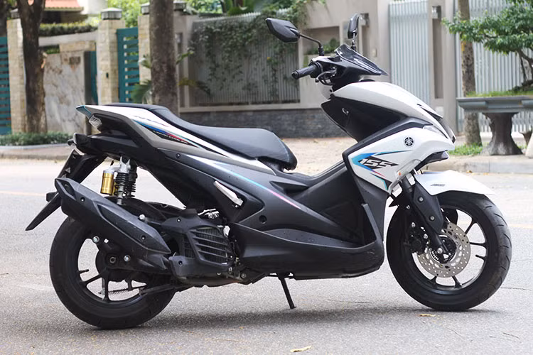 Về thiết kế, thay đổi duy nhất trên Yamaha NVX 155 2018 kỷ niệm 20 năm so với các phiên bản NVX khác chính là việc được trang bị bộ tem mới bắt mắt, với sự phối hợp của nhiều màu sắc: đen, trắng, đỏ, xanh, tím. Tem mới hiện diện ở mặt nạ của xe, hai yếm xe, hai bên hông xe và đuôi xe - khiến nó mang bộ mặt mới cá tính hơn.