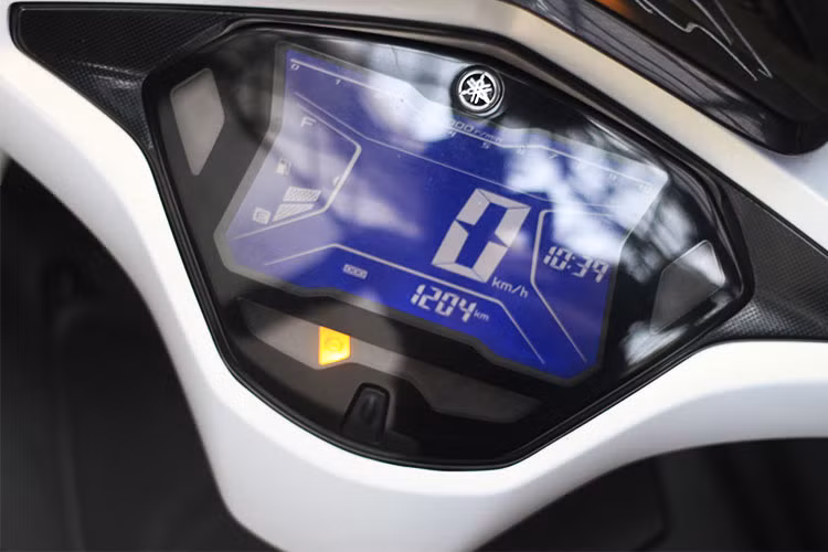 Ở phía trên tay lái, điểm nhấn của NVX là bảng đồng hồ dạng màn hình LCD đơn sắc cùng một số đèn báo khác, bảng đồng hồ này cung cấp đầy đủ các thông tin vận hành quan trọng của chiếc xe. Thay vì chữ đen trên nền trắng như thường thấy, đồng hồ này phá cách với chữ trắng trên nền xanh. Các nút bấm thiết kế đơn giản, hợp lý.