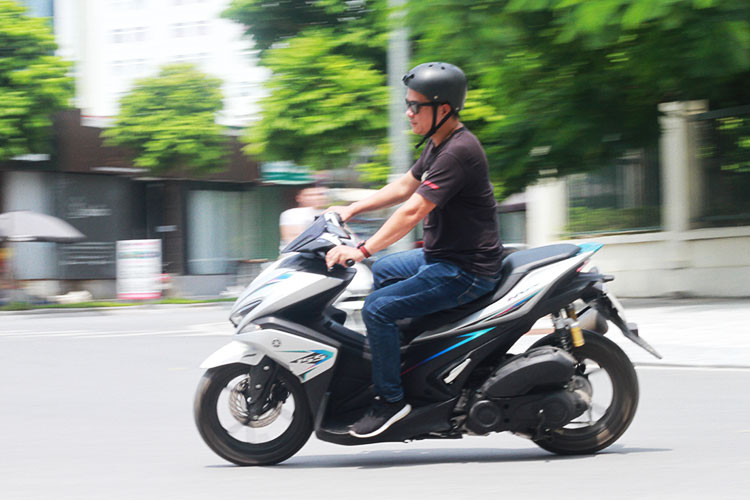 Yamaha NVX 155 sở hữu bình xăng dung tích 4,6 lít, trọng lượng ướt 116 kg cùng các kích thước D x R x C lần lượt là 1.990 x 700 x 1.125 mm. Trục cơ sở của xe dài 1.350 mm. Chính vì vậy, với những người có chiều cao trung bình, việc cầm lái chiếc xe tay ga thể thao này cũng không hề quá khó khăn - thậm chí còn dễ dàng điều khiển.