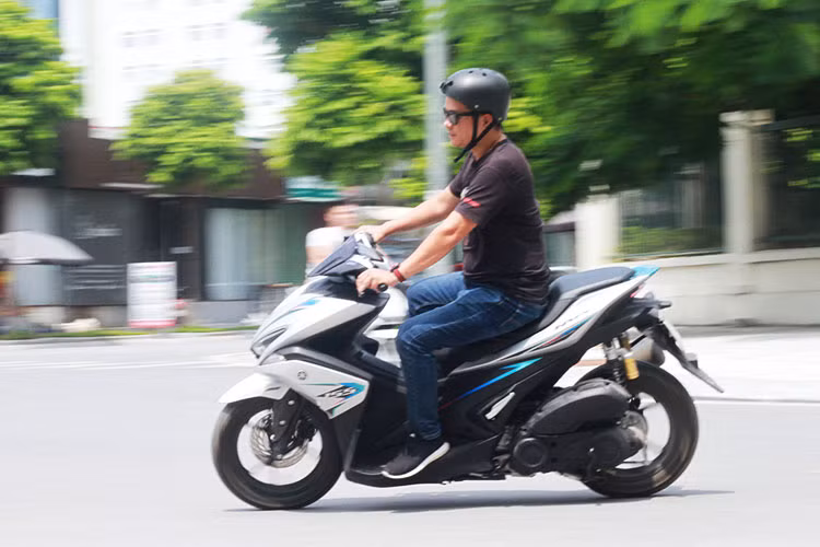 Yamaha NVX 155 sở hữu bình xăng dung tích 4,6 lít, trọng lượng ướt 116 kg cùng các kích thước D x R x C lần lượt là 1.990 x 700 x 1.125 mm. Trục cơ sở của xe dài 1.350 mm. Chính vì vậy, với những người có chiều cao trung bình, việc cầm lái chiếc xe tay ga thể thao này cũng không hề quá khó khăn - thậm chí còn dễ dàng điều khiển.