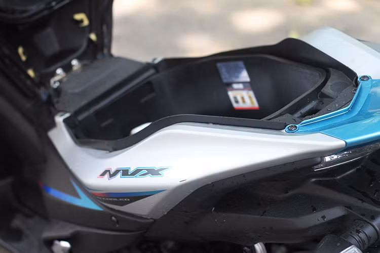 Nằm ở bên dưới yên xe là một khoang để đồ có thể tích khá rộng, có thể chứa được một chiếc mũ bảo hiểm cả hàm, đồng thời vẫn còn chỗ chứa một số vật dụng cá nhân khác.