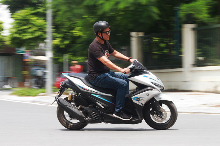 Ngay khi cầm lái Yamaha NVX 155, chiếc xe cho khả năng tăng tốc khá ấn tượng. Với việc tích hợp thêm đồng hồ tua máy trên màn hình hiển thị trung tâm, người lái xe có thể dễ dàng nhận biết được ngưỡng làm việc của khối động cơ BlueCore trên xe. Đáng chú ý là việc được trang bị phuộc dầu mới phía sau, chiếc xe chạy khá ổn định ở dải tốc độ cao và đàm hơn khi qua những gờ giảm tốc hoặc vùng trũng.