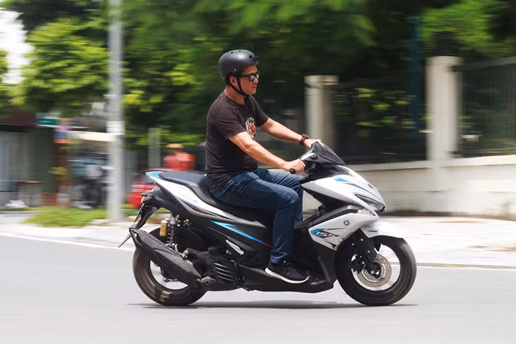 Ngay khi cầm lái Yamaha NVX 155, chiếc xe cho khả năng tăng tốc khá ấn tượng. Với việc tích hợp thêm đồng hồ tua máy trên màn hình hiển thị trung tâm, người lái xe có thể dễ dàng nhận biết được ngưỡng làm việc của khối động cơ BlueCore trên xe. Đáng chú ý là việc được trang bị phuộc dầu mới phía sau, chiếc xe chạy khá ổn định ở dải tốc độ cao và đàm hơn khi qua những gờ giảm tốc hoặc vùng trũng.