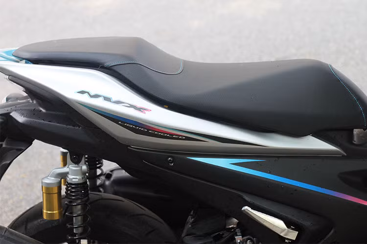 NVX sở hữu bộ yên khá cao, lên tới 790 mm - nghĩa là còn lớn hơn chiếc R3 10 mm. Giống như những mẫu xe môtô thể thao, vị trí ngồi cho người ở phía sau của xe được đặt cao hơn hẳn so với người ngồi trước.