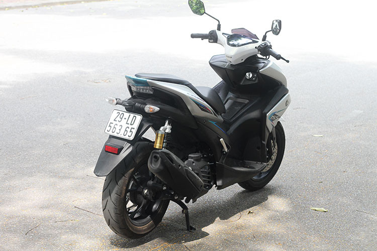Chiếc xe tay ga thể thao này cũng khá phù hợp khi đi trong nội thành, điển hình như trường hợp tắc đường dài, xe phải dừng lại nhiều lần nhưng máy không hề bị nóng như các dòng xe ga khác. Về khả năng tiết kiệm nhiên liệu, theo tính toàn của người sử dụng thì vào khoảng 45 - 47 km/lít, mức tiêu hao này không cao nhưng cũng không quá tiết kiệm.