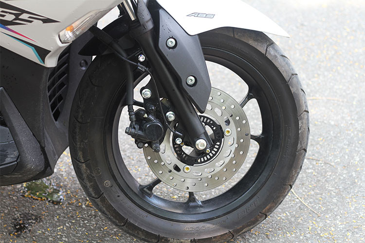 Chiếc xe sử dụng cấu hình bánh 14 inch ở cả phía trước và sau. Trong đó, bánh trước của xe sử dụng lốp có kích thước 110/80/14, đồng thời được lắp hệ thống phanh đĩa cỡ 230 inch có trang bị chống bó cứng ABS. Hệ thống phuộc trước của xe dạng nhún lò xo, phía sau là lò xo trụ dầu.