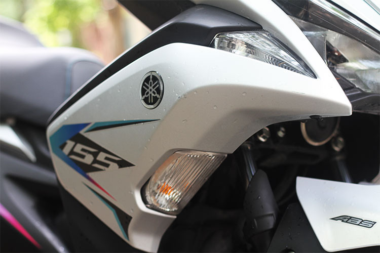 Toàn bộ các đèn chiếu sáng của xe đều được đặt ở vị trí yếm trước và "vuốt" về phía trước, đem tới cảm giác thể thao cho NVX. Trong đó, cặp đèn pha kép của xe được thiết kế gợi nhớ về dòng xe phân khối lớn R25/R3 của chính Yamaha. Các đèn xi-nhan được tích hợp hai bên yếm xe một cách gọn gàng.