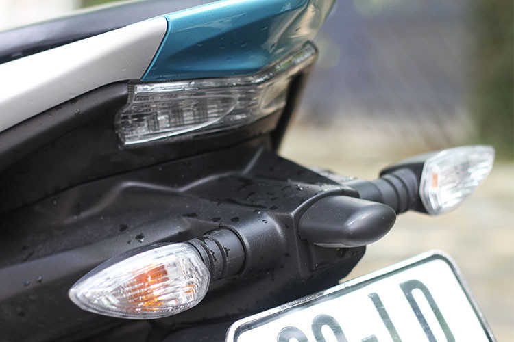 Ở phía sau, Yamaha NVX sở hữu đèn hậu dạng LED và xi- nhan gắn với pát biển số cùng chắn bùn sau như nhiều dòng xe côn tay của Yamaha. Phần đuôi xe được thiết kế vuốt nhọn về phía sau, cùng với tem dán khiến nhiều người không khỏi liên tưởng tới Yamaha R1 hoặc R3.