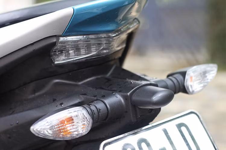 Ở phía sau, Yamaha NVX sở hữu đèn hậu dạng LED và xi- nhan gắn với pát biển số cùng chắn bùn sau như nhiều dòng xe côn tay của Yamaha. Phần đuôi xe được thiết kế vuốt nhọn về phía sau, cùng với tem dán khiến nhiều người không khỏi liên tưởng tới Yamaha R1 hoặc R3.