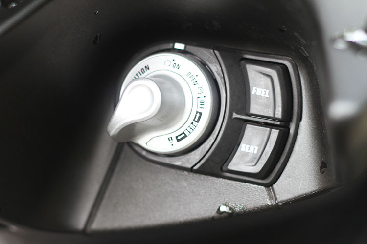 Yamaha NVX 155 cũng được trang bị hệ thống khóa thông minh Smart Key, giúp người dùng có thể chạy xe mà chỉ cần cầm theo chìa khóa theo người. Ngoài ra, hệ thống Idingstop tự ngắt cũng được trang bị giúp tiết kiệm xăng và an toàn hơn tại các khu vực đèn báo hiệu và khi dừng xe quá lâu mà không phải tắt máy hoặc khởi động lại.