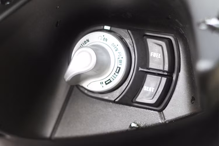 Yamaha NVX 155 cũng được trang bị hệ thống khóa thông minh Smart Key, giúp người dùng có thể chạy xe mà chỉ cần cầm theo chìa khóa theo người. Ngoài ra, hệ thống Idingstop tự ngắt cũng được trang bị giúp tiết kiệm xăng và an toàn hơn tại các khu vực đèn báo hiệu và khi dừng xe quá lâu mà không phải tắt máy hoặc khởi động lại.