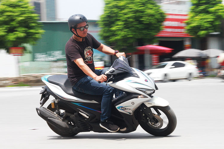 Theo nhiều người tiêu dùng đánh giá, Yamaha NVX 155 khiến họ hài lòng ngay lần đầu sử dụng bởi máy êm, bốc và thậm chí còn mạnh hơn cả đối thủ Honda PCX 150 mới tại Việt Nam. Dáng xe thể thao rất phù hợp với thanh niên thích sự cá tính và đặc biệt là nhiều tính năng hiện đại như; phanh ABS, khóa thông minh smartkey, Idingstop dừng cầm chừng...