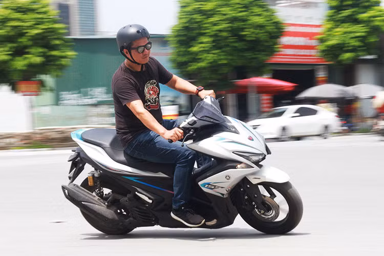 Theo nhiều người tiêu dùng đánh giá, Yamaha NVX 155 khiến họ hài lòng ngay lần đầu sử dụng bởi máy êm, bốc và thậm chí còn mạnh hơn cả đối thủ Honda PCX 150 mới tại Việt Nam. Dáng xe thể thao rất phù hợp với thanh niên thích sự cá tính và đặc biệt là nhiều tính năng hiện đại như; phanh ABS, khóa thông minh smartkey, Idingstop dừng cầm chừng...