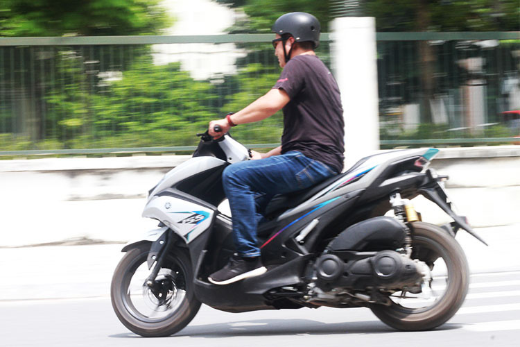 Một điểm mạnh của chiếc xe ga thể thao này chính là ở hệ thống chống bó cứng phanh ABS, nó hoạt động khá hiệu quả trong các trường hợp phanh gấp hoặc đường trơn trượt - thậm chí là ở dải tốc độ cao hơn 60km/h. Tuy nhiên, việc sử dụng bộ khung thép nặng cũng là một nhược điểm của xe khi chở thêm người và lăn bánh trong thành phố.