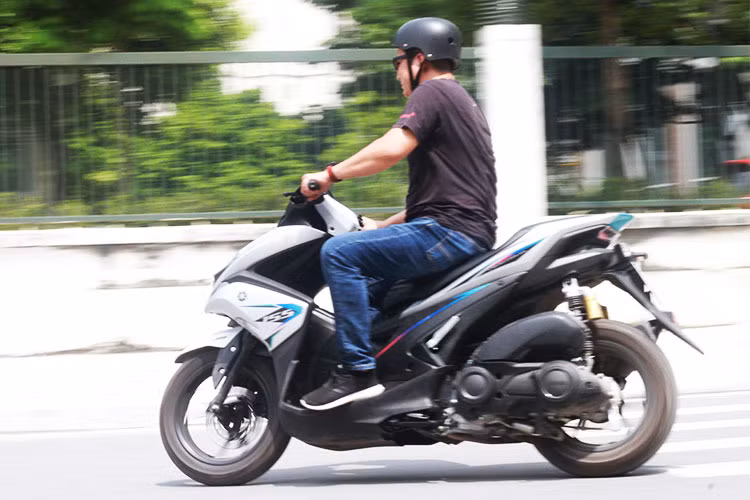 Một điểm mạnh của chiếc xe ga thể thao này chính là ở hệ thống chống bó cứng phanh ABS, nó hoạt động khá hiệu quả trong các trường hợp phanh gấp hoặc đường trơn trượt - thậm chí là ở dải tốc độ cao hơn 60km/h. Tuy nhiên, việc sử dụng bộ khung thép nặng cũng là một nhược điểm của xe khi chở thêm người và lăn bánh trong thành phố.