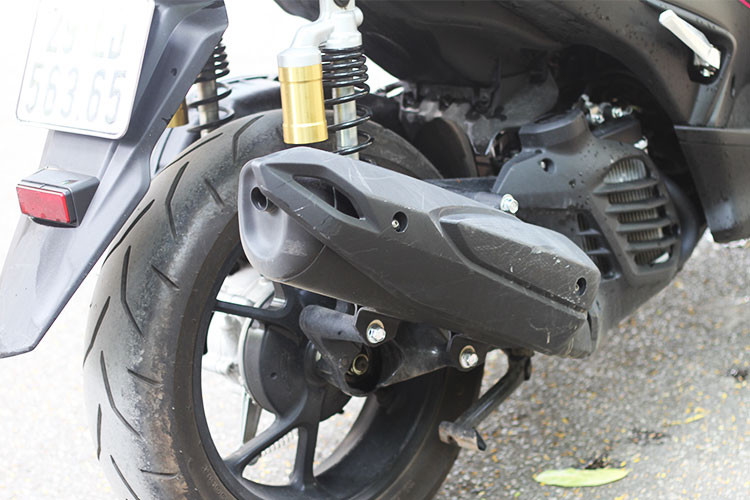 Đáng tiếc bánh sau của xe chỉ sử dụng phanh tang trống, kèm theo lốp có kích thước lớn 140/70/17. Cặp mâm của Yamaha NVX 155 có thiết kế 3 cánh chữ Y khá giống những mẫu xe môtô phân khối lớn thể thao hiện nay, thiết kế này càng khiến chiếc xe trở nên mạnh mẽ hơn các đối thủ. 