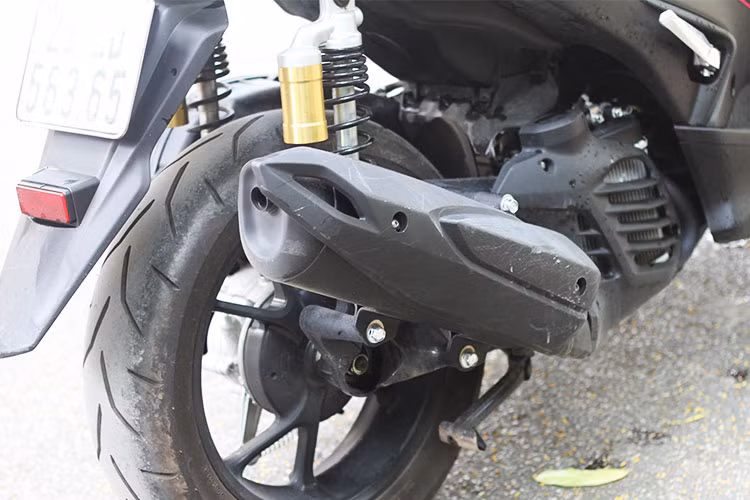 Đáng tiếc bánh sau của xe chỉ sử dụng phanh tang trống, kèm theo lốp có kích thước lớn 140/70/17. Cặp mâm của Yamaha NVX 155 có thiết kế 3 cánh chữ Y khá giống những mẫu xe môtô phân khối lớn thể thao hiện nay, thiết kế này càng khiến chiếc xe trở nên mạnh mẽ hơn các đối thủ. 