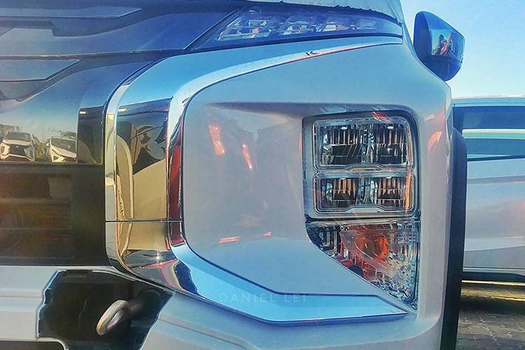 Xe được trang bị đèn pha LED chiếu sáng ban ngày và cả cụm đèn pha đặt thấp. Tổng thể chiếc MPV lại SUV này thêm nam tính hơn so với người tiền nhiệm với nhiều mảng ốp nhựa đen và bạc, đi kèm với “dàn chân” lắp bộ mâm hợp kim 5 chấu mang kích thước 17 inch. 