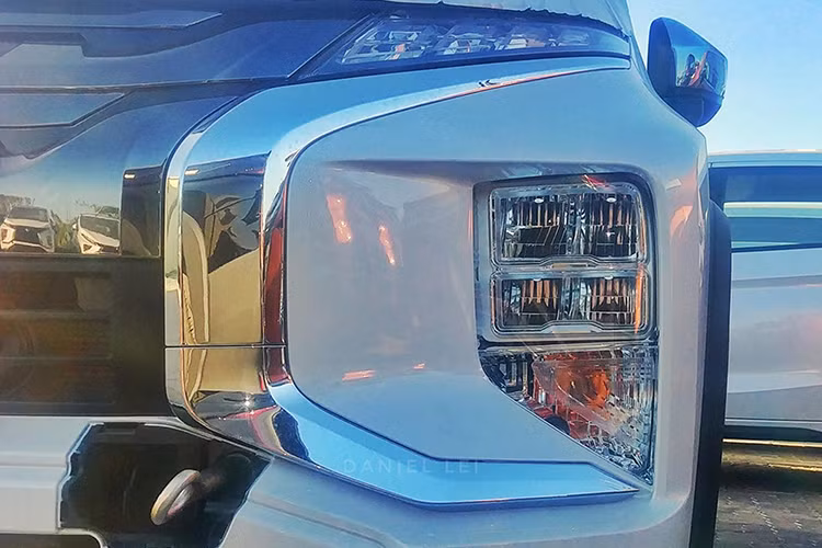 Xe được trang bị đèn pha LED chiếu sáng ban ngày và cả cụm đèn pha đặt thấp. Tổng thể chiếc MPV lại SUV này thêm nam tính hơn so với người tiền nhiệm với nhiều mảng ốp nhựa đen và bạc, đi kèm với “dàn chân” lắp bộ mâm hợp kim 5 chấu mang kích thước 17 inch. 