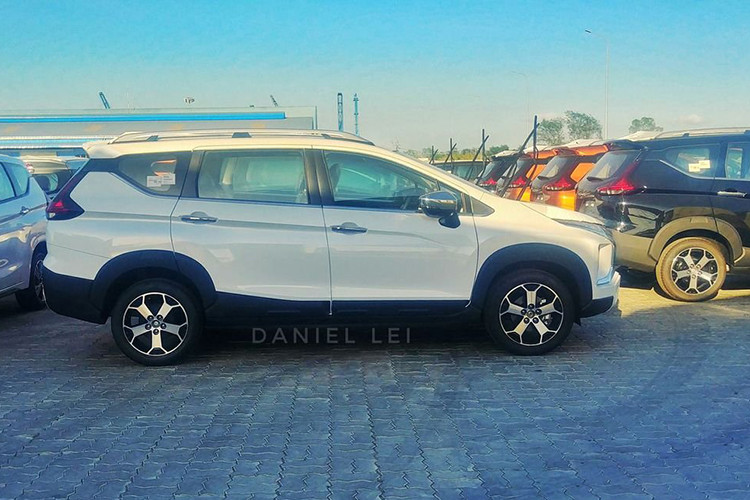 Mitsubishi Xpander Cross 2020 mới được định vị thuộc phân khúc MPV 7 chỗ cỡ nhỏ tương tự như "đàn anh" Xpander tại Việt Nam, nhưng nó mang phong cách thiết kế của xe SUV. Xpander Cross có khoảng sáng gầm 225mm, tức cao hơn Xpander 22mm.
