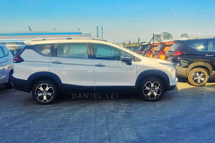 Mitsubishi Xpander Cross 2020 mới được định vị thuộc phân khúc MPV 7 chỗ cỡ nhỏ tương tự như "đàn anh" Xpander tại Việt Nam, nhưng nó mang phong cách thiết kế của xe SUV. Xpander Cross có khoảng sáng gầm 225mm, tức cao hơn Xpander 22mm.