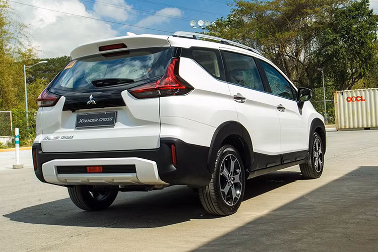 Về an toàn, Mitsubishi Xpander Cross cũng chia sẻ chung các trang bị với với Xpander thông thường như 2 túi khí cho hàng ghế phía trước, phanh ABS/BA/EBD, cân bằng điện tử, khởi hành ngang dốc, chức năng chống trộm và camera lùi.