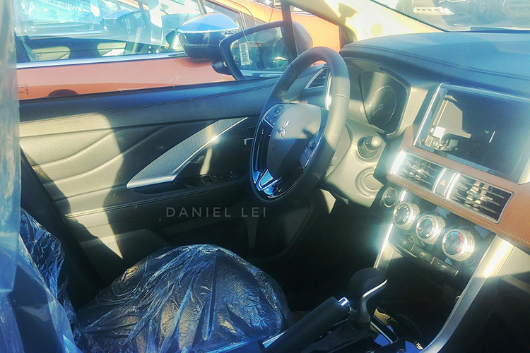 Về nội thất, đáng chú ý, biến thể Xpander Cross mới được đưa về nước sở hữu nội thất ghế tông màu đen tương phản với trang trí tông màu nâu đi kèm trang nhã, thay vì chỉ có duy nhất lựa chọn tông màu Be như trên Xpander thông thường.