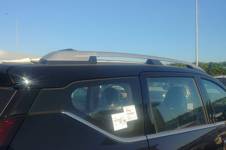 Về ngoại hình, xe vẫn khoác lên mình đặc điểm nhận dạng của ngôn ngữ thiết kế Dynamic Shield mới nhưng các đường nét khỏe khoắn hơn và đậm chất SUV hơn nhờ lưới tản nhiệt tái thiết kế, cản trước/sau hầm hố, thanh giá nóc và bộ mâm xe hình chữ Y độc đáo. Khách hàng sẽ có 03 lựa chọn màu sắc gồm: trắng, cam và đen.