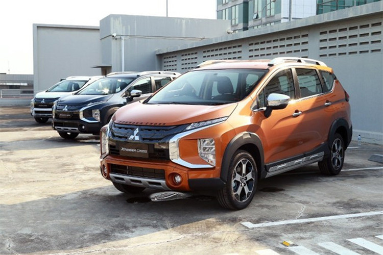Giá xe Mitsubishi Xpander Cross mới tại Việt Nam chưa được công bố chính thức, tuy nhiên một số đại lý đã nhận đặt cọc Mitsubishi Xpander Cross 2020 hoàn toàn mới với giá tạm tính từ 670 - 680 triệu đồng. Thời gian giao xe đến tay khách hàng dự kiến hoàn tất ngay trong tháng 5 này. 