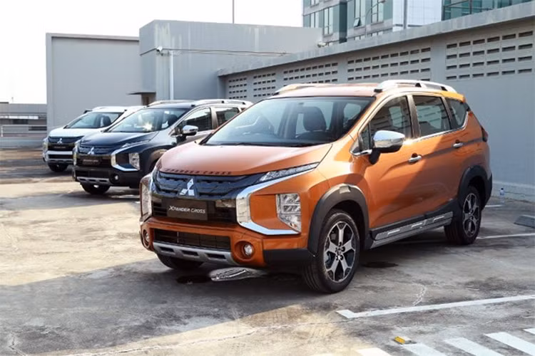 Giá xe Mitsubishi Xpander Cross mới tại Việt Nam chưa được công bố chính thức, tuy nhiên một số đại lý đã nhận đặt cọc Mitsubishi Xpander Cross 2020 hoàn toàn mới với giá tạm tính từ 670 - 680 triệu đồng. Thời gian giao xe đến tay khách hàng dự kiến hoàn tất ngay trong tháng 5 này. 