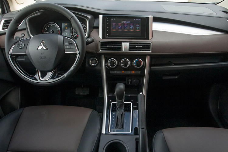 Trong khi đó, những tính năng khác của xe vẫn duy trì một số trang bị tiện ích tiêu chuẩn từ người đàn anh như: hệ thống khởi động bằng nút bấm, điều hòa chỉnh cơ một vùng, vô-lăng bọc da tích hợp các nút điều khiển...