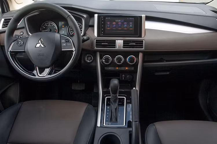 Trong khi đó, những tính năng khác của xe vẫn duy trì một số trang bị tiện ích tiêu chuẩn từ người đàn anh như: hệ thống khởi động bằng nút bấm, điều hòa chỉnh cơ một vùng, vô-lăng bọc da tích hợp các nút điều khiển...