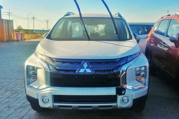 Đây là lô xe Mitsubishi Xpander Cross mới đã được đưa về cảng Hiệp Phước, Huyện Nhà Bè, TP HCM hồi đầu tháng 3/2020, nhưng đến nay mới lộ diện nhiều hình ảnh rõ nét về màu sắc và cả nội thất. Tương tự như Xpander tiêu chuẩn, biến thể Xpander Cross mang phong cách SUV này cũng được nhập khẩu trực tiếp từ nhà máy Mitsubishi Krama Yudha ở Cikarang, Indonesia.