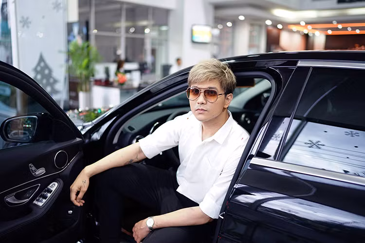 Mercedes-Benz C300 AMG được trang bị động cơ V6, dung tích 2.996 cm3, sản sinh công suất tối đa 231 mã lực tại vòng tua 6.000 vòng/phút, mô-men xoắn cực đại 300 Nm tại 2.500 - 5.000 vòng/phút, khả năng tăng tốc 0-100 km/h trong 7,2 giây đi kèm hộp số tự động 7 cấp 7G-Tronic Plus. Mức tiêu hao nhiên liệu vào khoảng 9,6 - 9,8 lít/100 km.