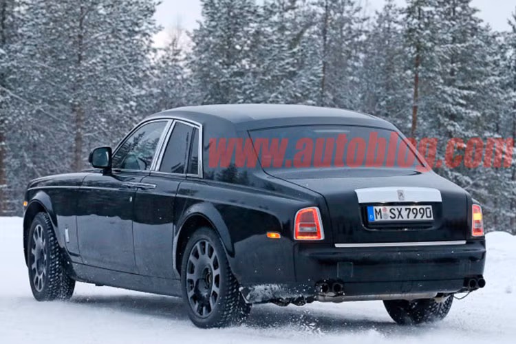 Nếu như Rolls-Royce Cullinan hướng đến cạnh tranh với Bentley Bentayga thì nó sẽ cần ít nhất một khối động cơ V-12 tăng áp kép. Thêm vào đó, mẫu xe này cũng sẽ cần một không gian đủ cho 7 hành khách ngồi cùng với những chi tiết nội thất siêu sang.