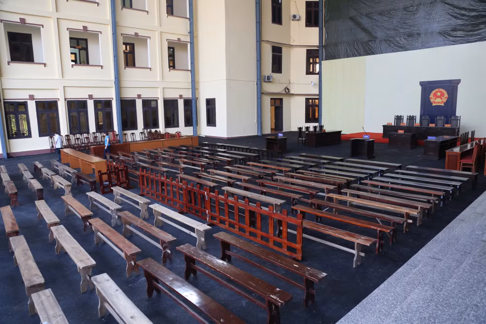 Khu vực rộng chừng 1.000m2 nằm giữa ba tòa nhà xếp hình chữ U được TAND tỉnh Phú Thọ lợp mái tôn, trang bị đầy đủ để chuẩn bị cho phiên xử sắp tới. 