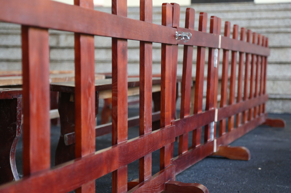 Giữa khu vực dành cho bị cáo và người có quyền lợi nghĩa vụ liên được ngăn cách bằng hàng rào gỗ cao chừng 50cm được thiết kế dựa trên quy định về phòng xử án, nguyên tắc bố trí phòng xử phù hợp với từng loại vụ án.