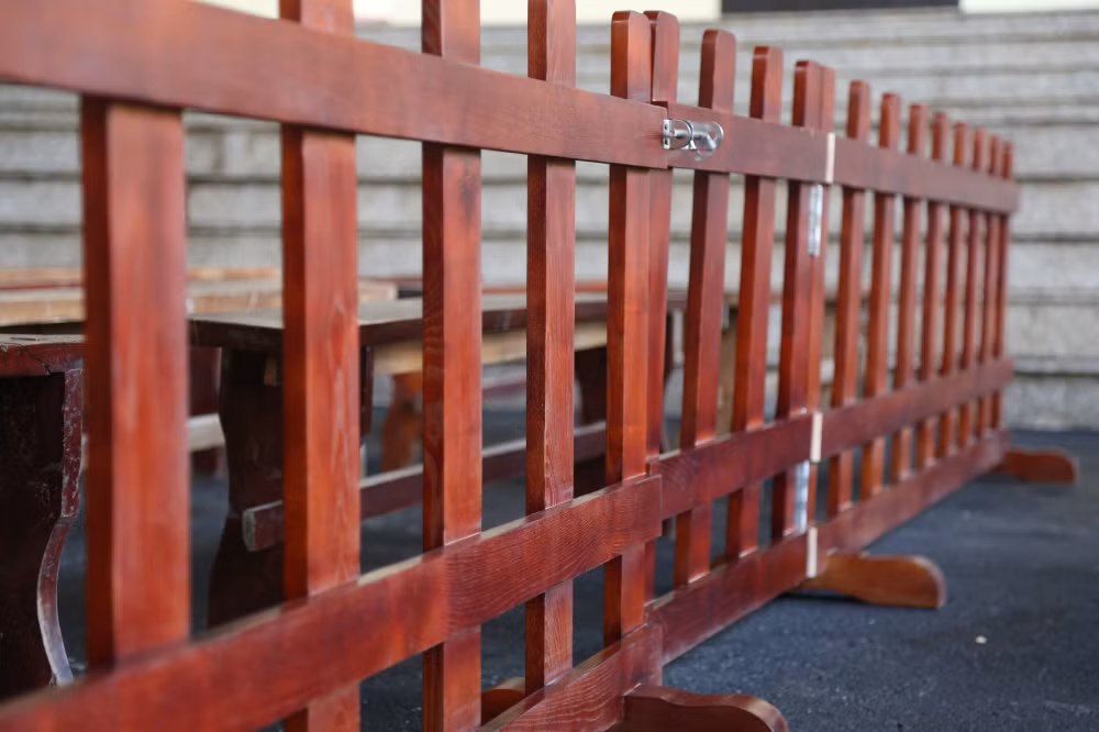 Giữa khu vực dành cho bị cáo và người có quyền lợi nghĩa vụ liên được ngăn cách bằng hàng rào gỗ cao chừng 50cm được thiết kế dựa trên quy định về phòng xử án, nguyên tắc bố trí phòng xử phù hợp với từng loại vụ án.