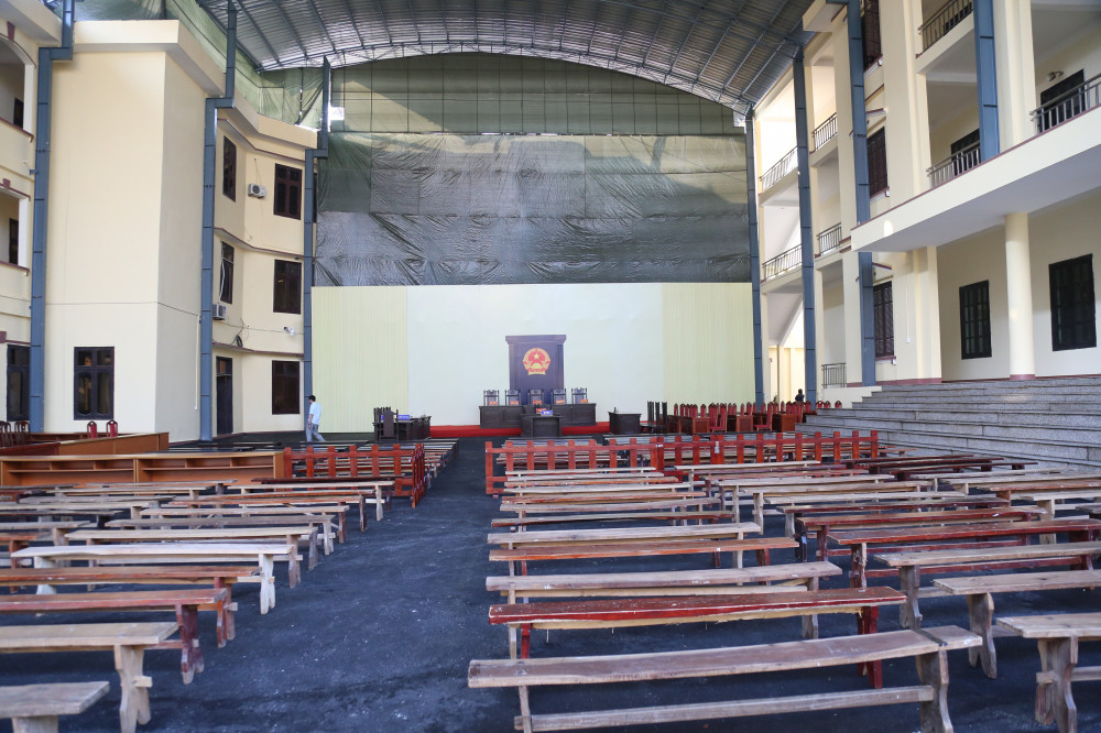 Toà bố trí khu vực chừng 10m2 sau hàng rào cách ly các bị cáo để cho báo chí tác nghiệp. Ngoài ra, các phóng viên còn được bố trí một phòng rộng chừng 50m2 với các trang thiết bị cần thiết phục vụ tác nghiệp.