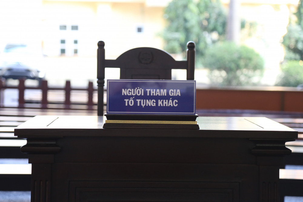 Vụ án có tổng cộng 30 luật sư bào chữa cho bị cáo, 3 luật sư bảo vệ quyền, lợi ích hợp pháp cho những người có quyền và nghĩa vụ liên quan. Trong đó, 2 ông Phan Văn Vĩnh và Nguyễn Thanh Hóa đều mời 3 luật sư bào chữa cho mình. Còn Nguyễn Văn Dương có 5 luật sư, Phan Sào Nam có 3 luật sư bào chữa.